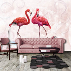 Een fotobehang met roze flamingo's in een woonkamer setting.