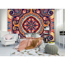 Een fotobehang met een uniek folk-patroon met kleurrijke bloemen en kunstzinnige vormen, te zien in de slaapkamer.