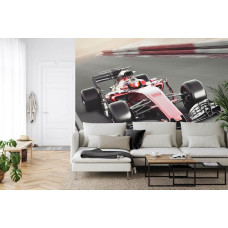 Een fotobehang van een Formule 1-auto op een rood circuit in een huiskamer.