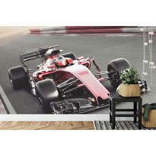 Een fotobehang van een Formule 1-auto in actie op een rood circuit in een levendige kinderkamer.