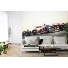 Een fotobehang van een Formule 1-racegevecht vol actie in een huiskamer.