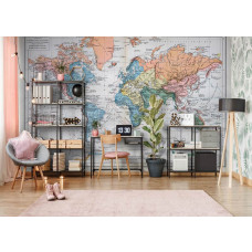 Een gedetailleerd fotobehang van een vintage wereldkaart in een Franse stijl, met mooie, klassieke kleurtonen, te zien in een stijlvolle woonkamer.