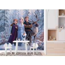 Fotobehang Frozen Magie van de Winter op de muur van een speelkamer met de Frozen personages in een besneeuwd bos.
