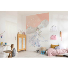Een fotobehang van Disney's Elsa uit Frozen in een magische winteromgeving voor een kinderkamer.