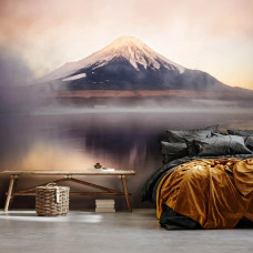 Een fotobehang van het Fuji Five Lakes-gebied met serene bergmeren en een schilderachtig landschap, perfect voor een slaapkamer.