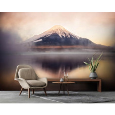 Een fotobehang met het rustgevende landschap van Fuji Five Lakes, geschikt voor een woonkamer.