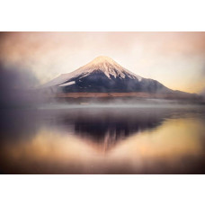 Het serene Fuji Five Lakes gebied met de iconische berg op de achtergrond, prachtig vastgelegd op dit fotobehang.