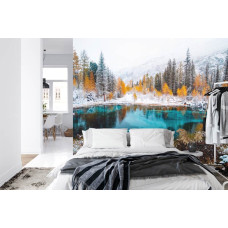 Een fotobehang met het serene Geisermeer in Siberiė, omgeven door bergen en bosrijke natuur, perfect voor een slaapkamer.