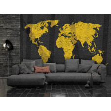Een fotobehang van een gele wereldkaart op een betonachtige achtergrond met artistieke details.