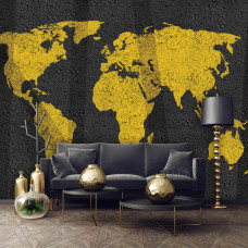 Een fotobehang met een abstracte gele wereldkaart op een betonachtige muur, ideaal voor een woonkamer.