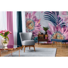 Een fotobehang van geschilderde bloemen en bladeren op beton in een elegante woonkamer.