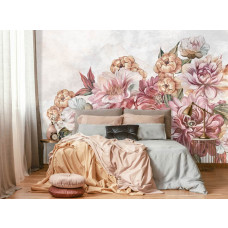 Een fotobehang van geschilderde oud-roze bloemen in vliesbehangstijl voor een slaapkamer.
