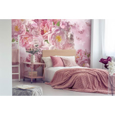 Een fotobehang van geschilderde pioenrozen en vlinders in roze tinten in een slaapkamer.