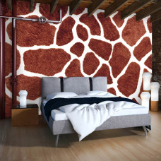 Een fotobehang met het patroon van een giraffenhuid in vliesbehangstijl voor een slaapkamer.