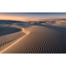 Gloeiende lijnen in een woestijnlandschap met zandduinen.