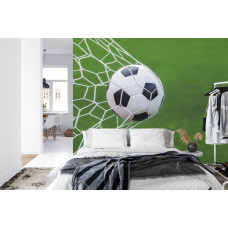 Een fotobehang met een close-up van een voetbal tegen een strak gespannen doelnet in een slaapkamer.