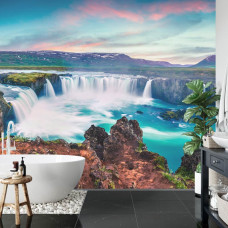Fotobehang van de Godafoss waterval in IJsland, natuurgetrouw weergegeven in een badkamer met serene ambiance.