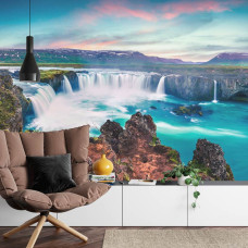 Fotobehang van de Godafoss waterval in IJsland, prachtig weergegeven in een woonkamer met natuurlijk licht.