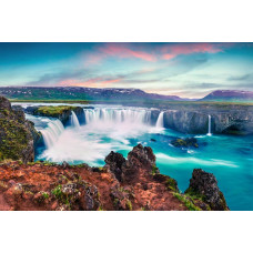 Fotobehang van de Godafoss waterval in IJsland met kolkend water en omringende rotsformaties.