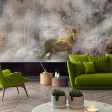 Een fotobehang van een goudkleurig hert in een mistig bos, ideaal voor een woonkamer.