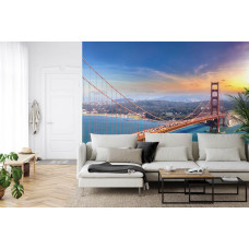 Een fotobehang met de Golden Gate Bridge en de stad San Francisco, weergegeven in een huiskamer.