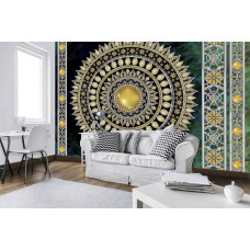 Een fotobehang met een smaragdgroene en gouden mandala in een artistiek Indiaas ontwerp.