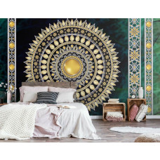 Een fotobehang met een smaragdgroene en gouden mandala in een Indiaas patroon, ideaal voor een slaapkamer.