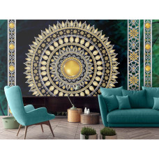 Een fotobehang van een sierlijke smaragdgroene mandala met gouden details, perfect voor een woonkamer.