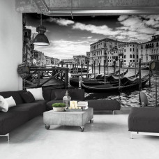 Een fotobehang van gondels in Venetiė, Italiė, met boten en een stadsomgeving te zien in de huiskamer.