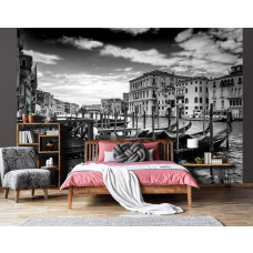 Een fotobehang van gondels in Venetiė, Italiė, met boten en een stadsomgeving te zien in de slaapkamer.