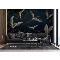 Een fotobehang met gouden kraanvogels in een moderne woonkamer, waarbij de combinatie van goudkleurige vogels en een donkere achtergrond een luxueuze en tijdloze uitstraling geeft.