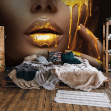 Een fotobehang met een gouden vrouwelijke figuur in een luxe kunststijl, speciaal ontworpen voor een slaapkamer.