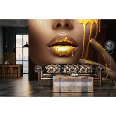 Een fotobehang met een elegante vrouw in gouden tinten, ideaal voor een woonkamer.