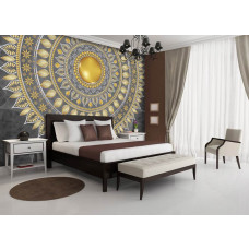 Een fotobehang met een gouden mandala op een grijze achtergrond in abstracte kunststijl, perfect voor een moderne ruimte.