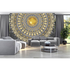 Een fotobehang met een gouden mandala op een grijs patroon, dat een verfijnde uitstraling geeft aan een huiskamer.