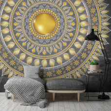 Een fotobehang van een elegante gouden mandala op een grijze achtergrond, perfect voor een rustgevende slaapkamer.