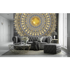 Een fotobehang van een sierlijke gouden mandala op een grijze achtergrond met Indiase patronen, ideaal voor een woonkamer.