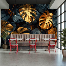 Fotobehang met jungle ontwerp en gouden monstera bladeren in een restaurant.