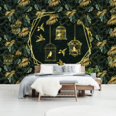 Een fotobehang met gouden vogels in de jungle met bladeren en vogelkooien op vliesbehang voor de slaapkamer.