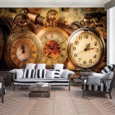 Een fotobehang met gouden zakhorloges en een klassieke klok in een stijlvolle huiskamer.