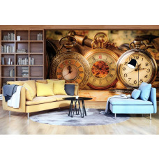 Een fotobehang met een elegant ontwerp van gouden zakhorloges en een klok, bedrukt op vliesbehang, te zien in een woonkamer.