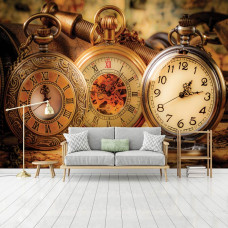 Een fotobehang met klassieke gouden zakhorloges en een klok als decoratie in een woonkamer.