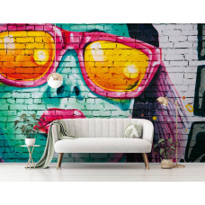 Een fotobehang van een vrouwengezicht in graffiti-stijl in een huiskamer.