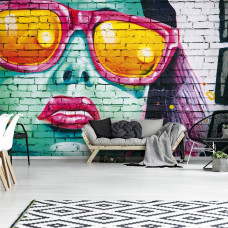 Een fotobehang van een vrouwengezicht in graffiti-stijl voor een woonkamer.