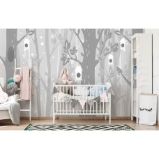 Een fotobehang met grijze bomen in een besneeuwd bos voor de kinderkamer en babykamer.