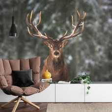 Een fotobehang met een groot hert met een indrukwekkend gewei in een bos, weergegeven in een woonkamer.