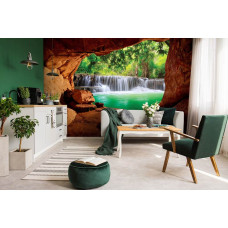 Een fotobehang van een waterval die vanuit een grot in de woonkamer zichtbaar is.