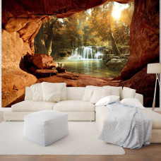 Een fotobehang met een waterval die vanuit een grot te zien is in de woonkamer.
