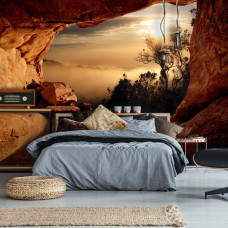Een fotobehang met een uitzicht vanuit een grot op een mistig bos met 3D-effect, ideaal voor een serene slaapkamer.