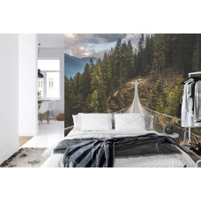 Een fotobehang met een hangbrug in de Dolomieten, weergegeven in een slaapkamer.